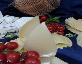 Composizione di formaggi su specchio