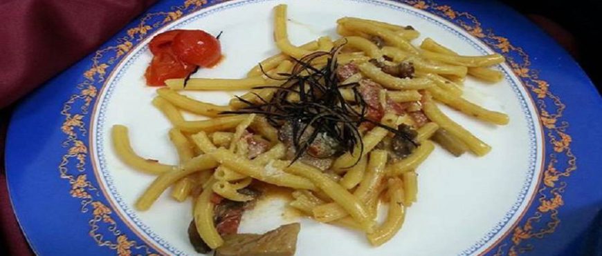 Maccheroncini all’uovo con pomodori, funghi e ventricina