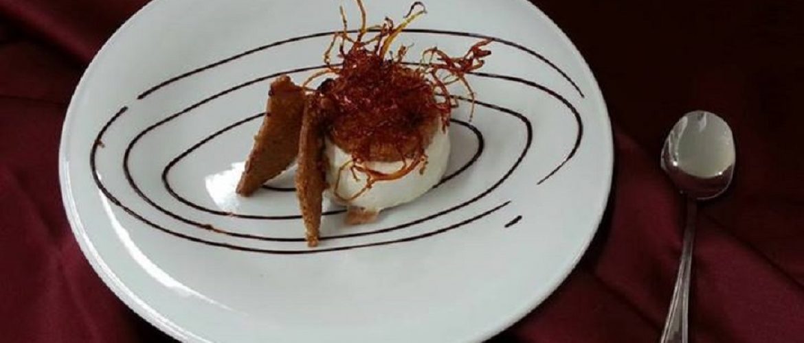 Mousse ricotta e pera con croccante all’amaretto