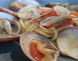 Spaghetti quadrati con pomodori vongole e fasolari
