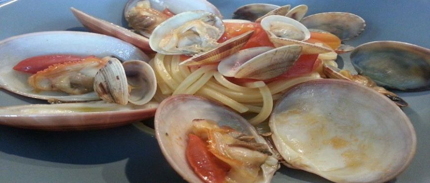 Spaghetti quadrati con pomodori vongole e fasolari