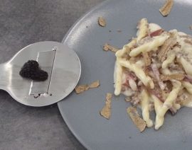 Strozzapreti con speck e tartufo nero