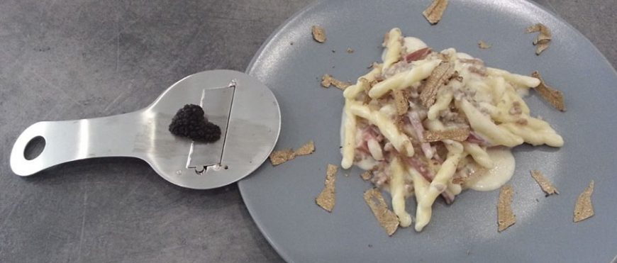 Strozzapreti con speck e tartufo nero